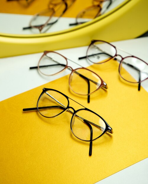 Óculos ópticos em cima da mesa