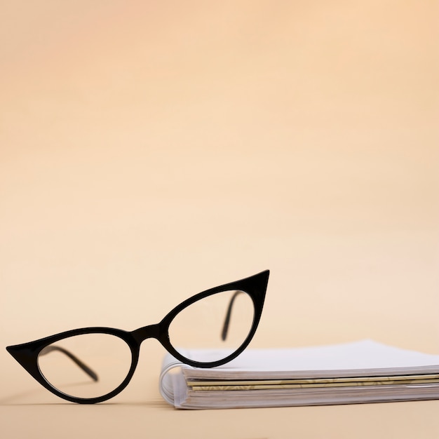 Óculos retrô de close-up em um livro