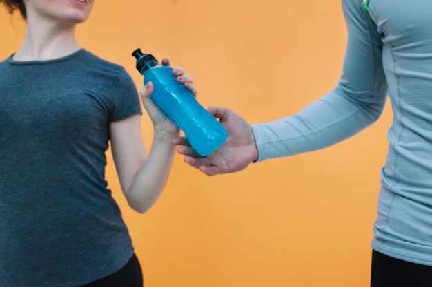 Foto grátis cultivar esportistas com bebida azul