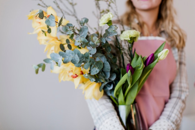 Foto grátis cultivar florista segurando vaso na loja