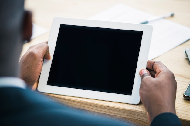 Cultivar homem étnico em terno com tablet