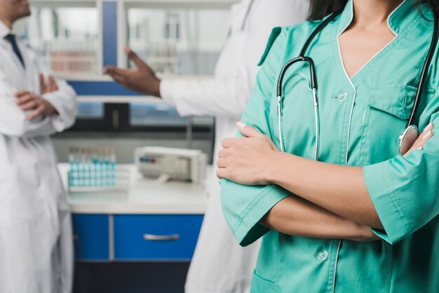 Cultivar mulher médica no hospital