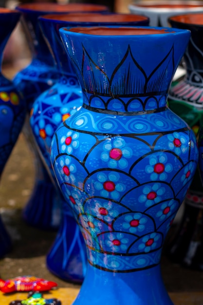 Cultura mexicana com vaso de flores