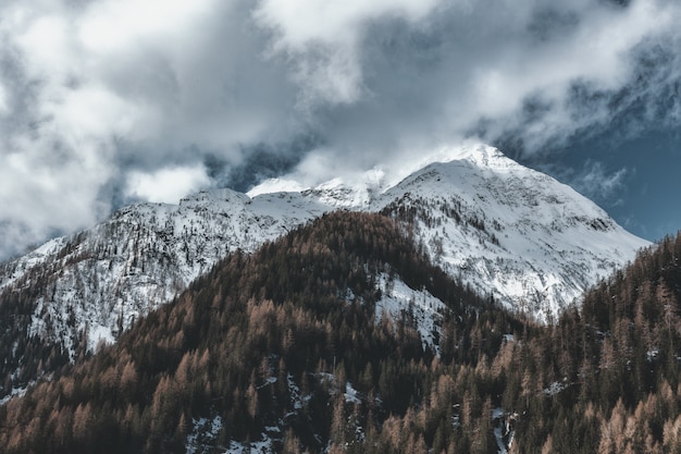 Cume da montanha coberta de gelo