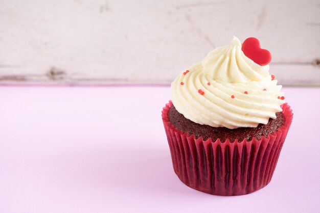 Cupcake com coração vermelho