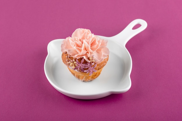 Cupcake com flor de alto ângulo