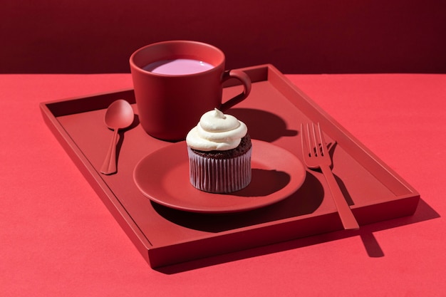Cupcake de ângulo alto no prato vermelho