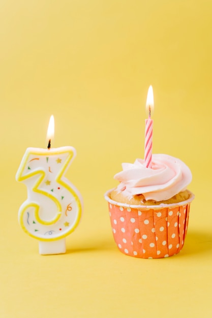 Cupcake de aniversário com vela acesa