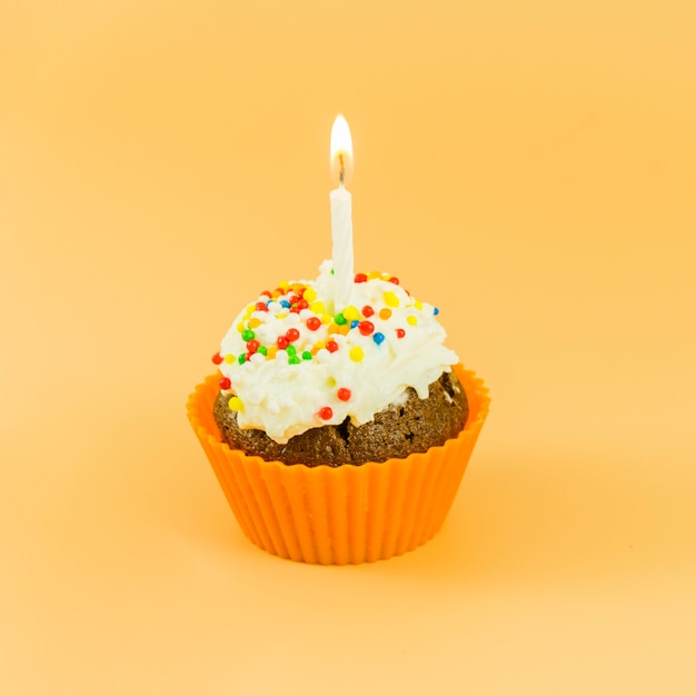 Cupcake de aniversário com vela