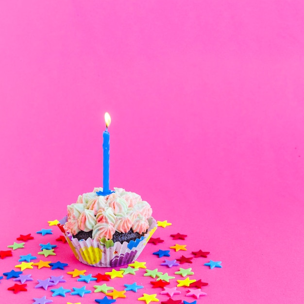 Foto grátis cupcake de aniversário delicioso