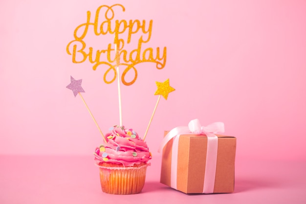 Cupcake de aniversário rosa com presente