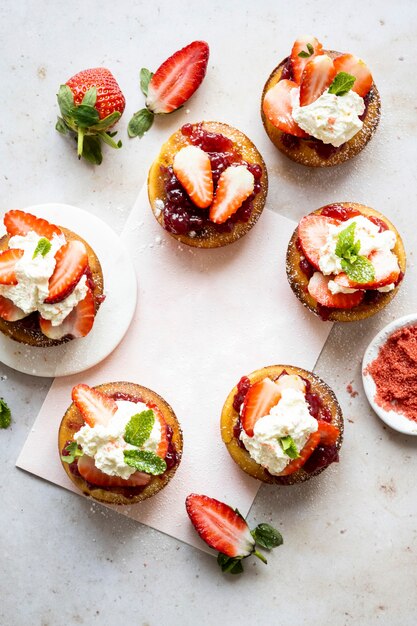 Cupcake de morango em cartão em branco plano