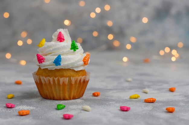 Cupcake de Natal com árvore de Natal em forma de diamante e luzes acesas