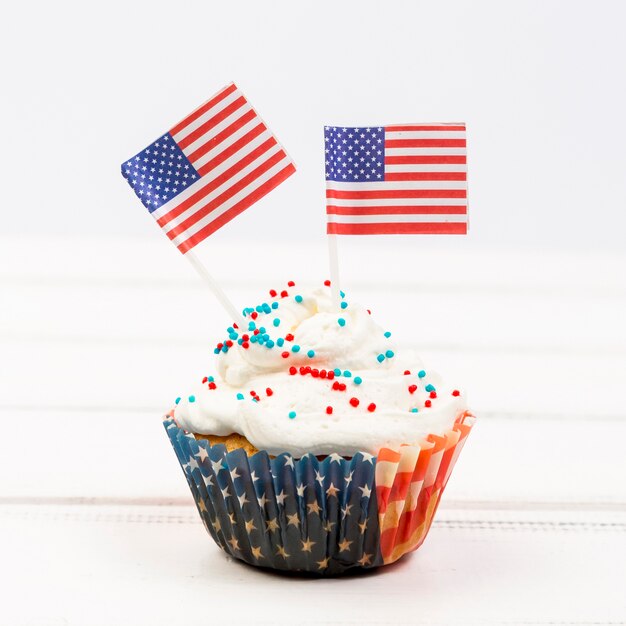 Cupcake decorado com bandeiras americanas