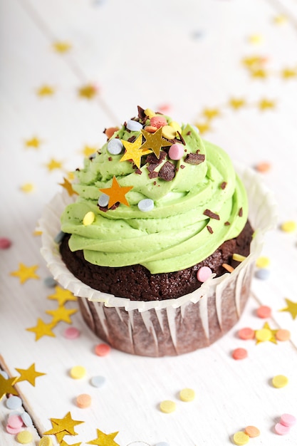 Cupcake decorado com granulado e estrelas