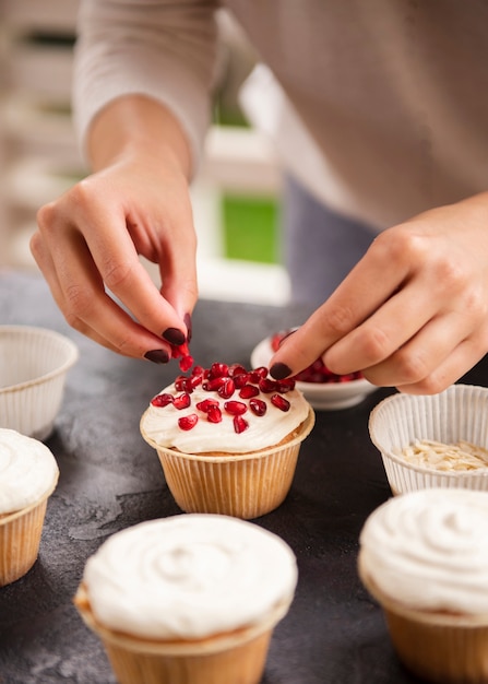 Cupcake decorado com sementes de romã