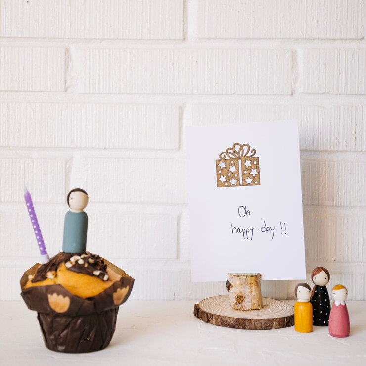 Foto grátis cupcake e cartão de saudação