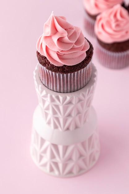 Cupcake rosa delicioso em ângulo alto