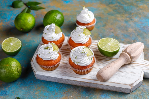 Foto grátis cupcakes caseiros de limão com chantilly e raspas de limão, foco seletivo