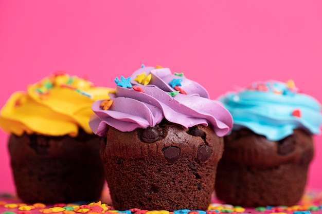 Cupcakes coloridos com cobertura deliciosa