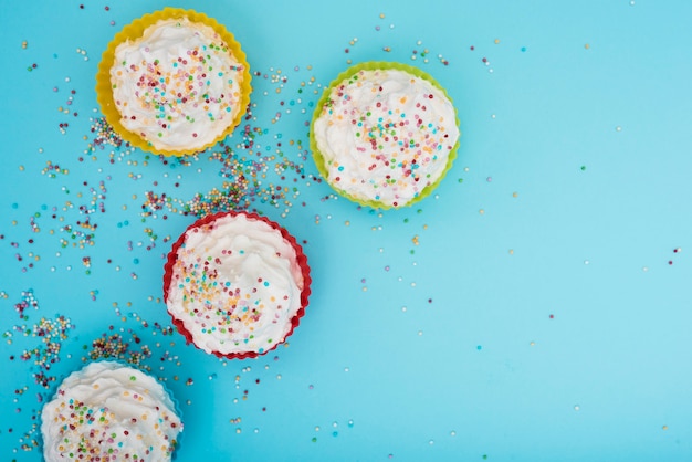 Cupcakes coloridos com granulado