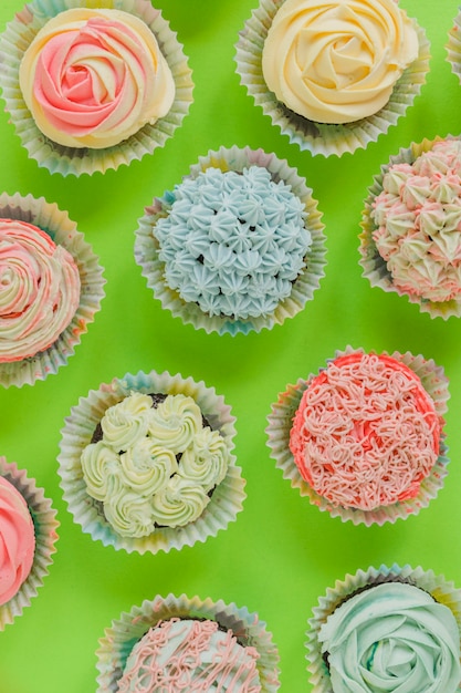 Cupcakes coloridos no verde