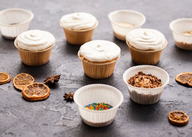 Foto grátis cupcakes com cobertura e granulado multicolorido