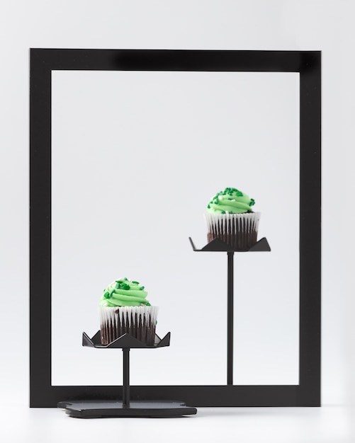 Cupcakes com creme verde no quadro preto