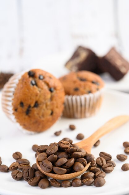 Cupcakes de banana misturados com pedaços de chocolate num prato branco.