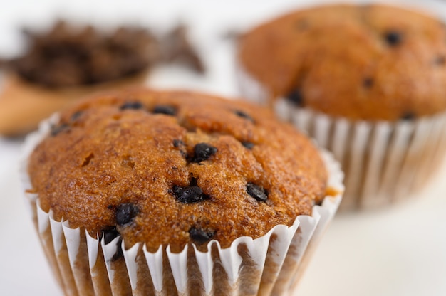 Cupcakes de banana misturados com pedaços de chocolate num prato branco.