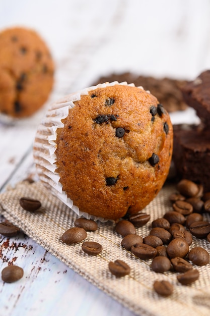 Cupcakes de banana misturados com pedaços de chocolate num prato branco.