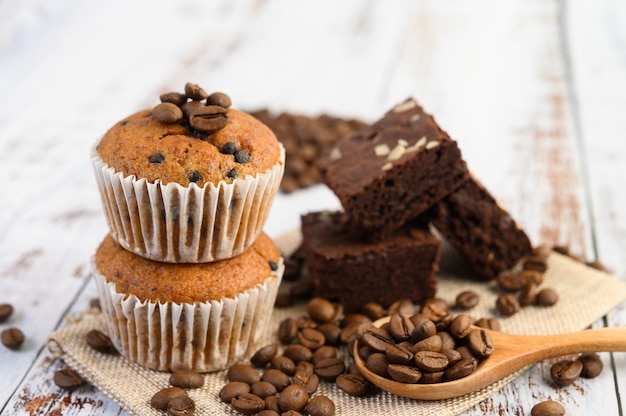 Cupcakes de banana misturados com pedaços de chocolate num prato branco.