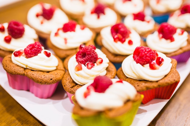 Cupcakes decorados com framboesas