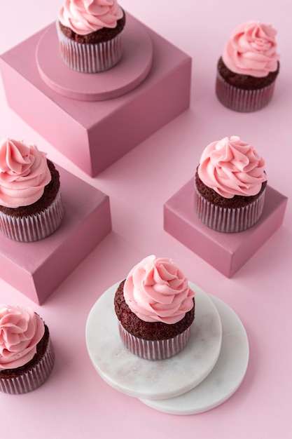 Foto grátis cupcakes deliciosos de ângulo alto em caixas
