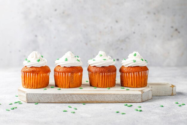 cupcakes na mesa