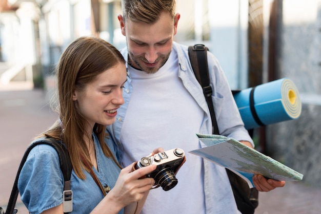 Cupê de turista ao ar livre com mapa e câmera