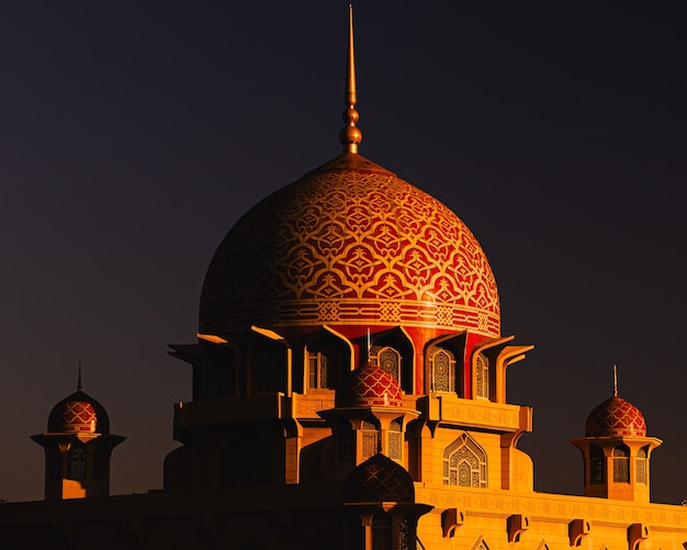 Cúpula da Mesquita Putra na Malásia ao pôr do sol