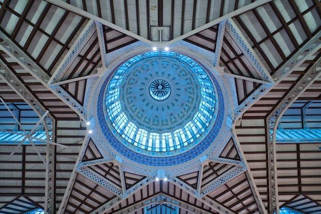 Cúpula de um antigo mercado do Mercado Central em Valência, Espanha