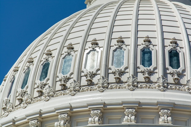 Foto grátis cúpula do capitólio dos estados unidos sob a luz do sol e um céu azul em washington dc