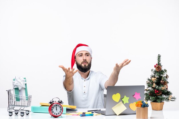 Curioso jovem empresário no escritório comemorando ano novo ou natal trabalhando