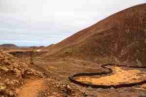 Foto grátis curral de pedra na trilha natural de fuerteventura