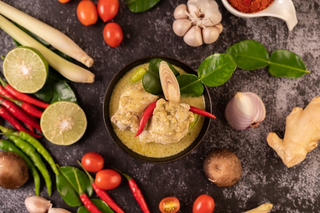 Curry verde feito com frango, pimenta e manjericão, com tomate, limão, folhas de limão kaffir e alho.