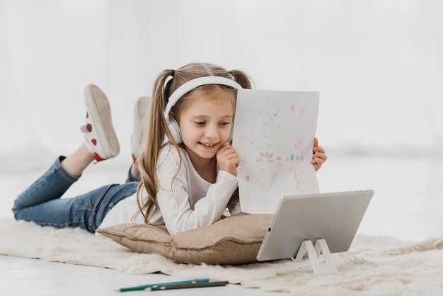 Cursos virtuais de menina com fones de ouvido