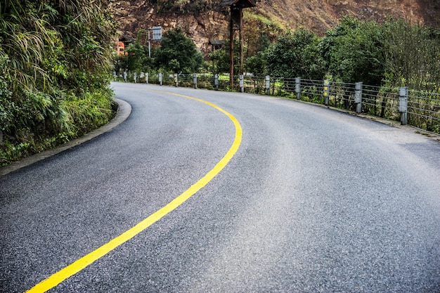 Foto grátis curva em uma estrada