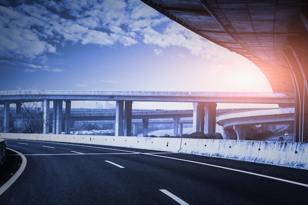 Foto grátis curva na estrada em um por do sol