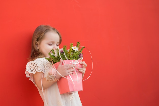 Cute dama de honra litte segurando flores