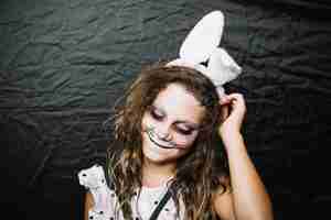 Foto grátis cute teen girl in rabbit face paint