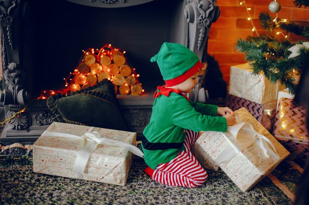 Cutte irmãozinhos em casa perto de decorações de natal