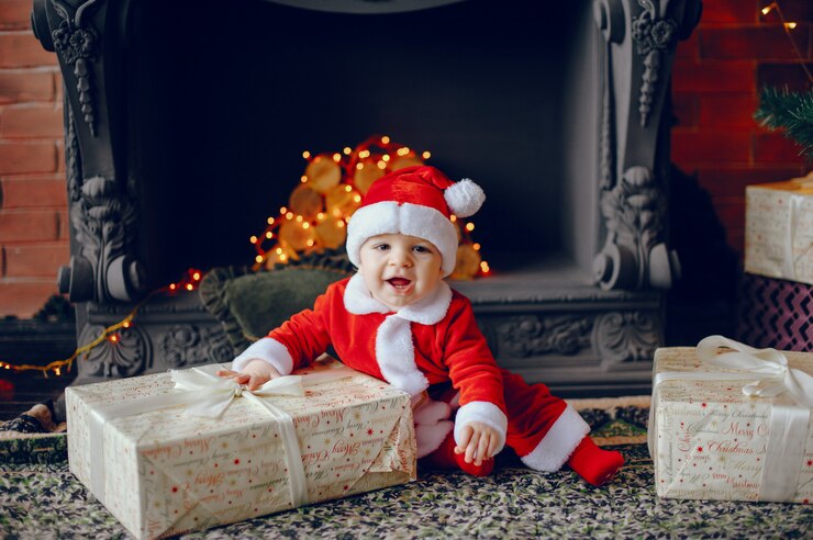 Foto grátis cutte menino em casa perto de decorações de natal