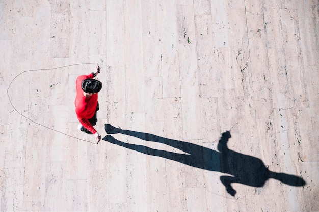 Foto grátis da corda de salto de atleta acima